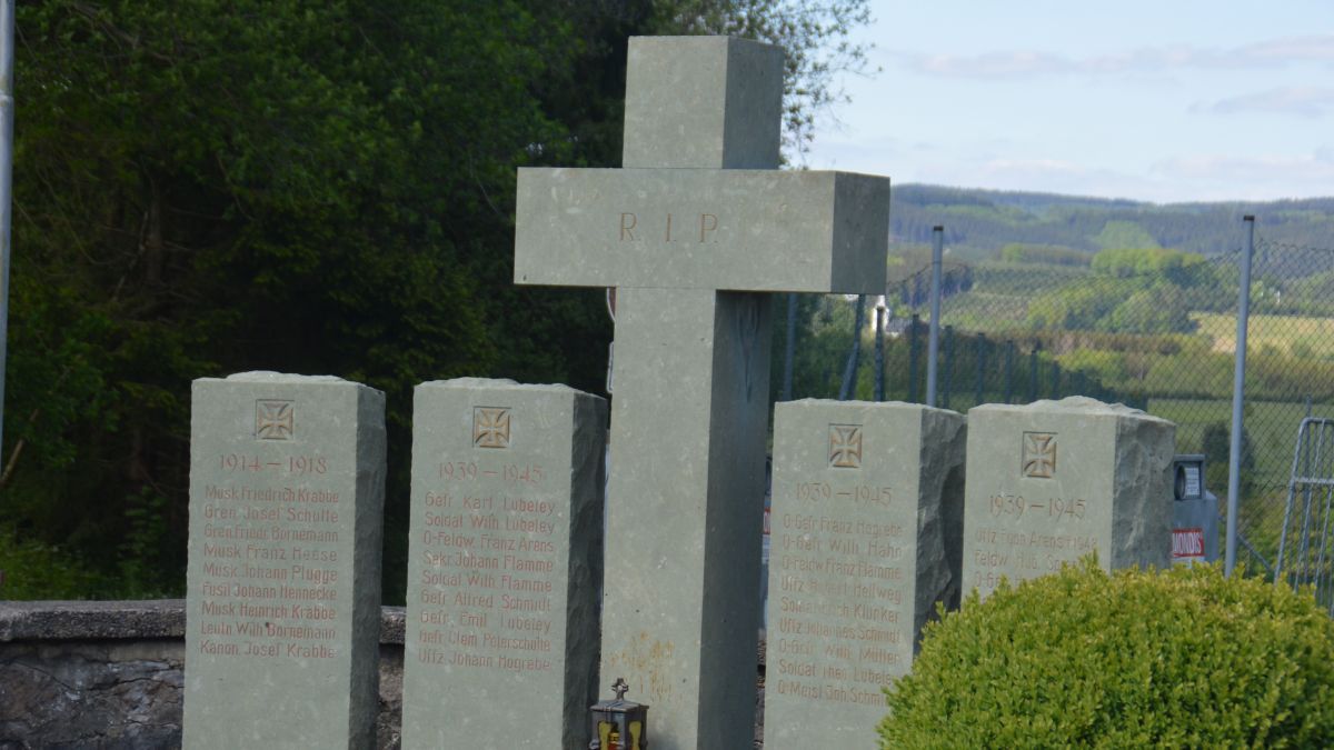 In nahezu jedem Ort im Kreis Olpe gibt es Ehrenmäler, die an die Gefallenen der beiden Weltkriege erinnern. von Symbol Nicole Voss