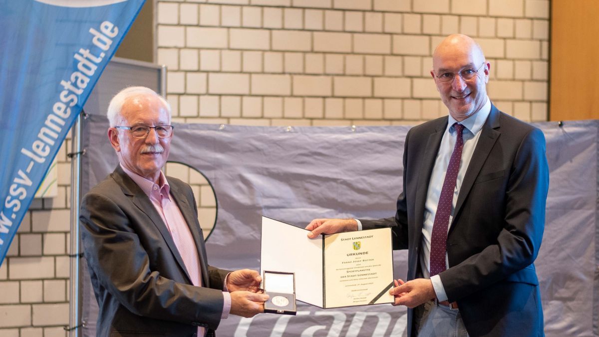Franz-Josef Rotter (links) erhält die Sportplakette der Stadt Lennestadt. Laudator und Bürgermeister Stefan Hundt betonte, dass man seine Auszeichnung möglichst lange habe geheimhalten wollen. von Nils Dinkel