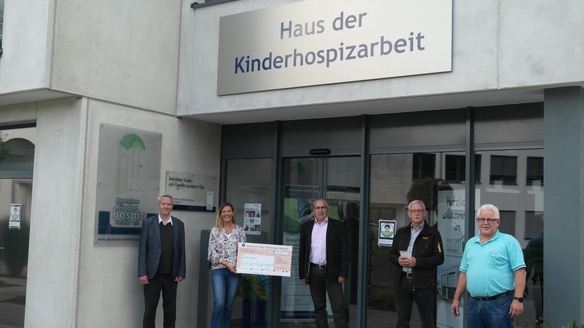 Die Vertreter der Offenen Liste Olpe und Christina Baer vom Deutschen Kinderhospizverein. von privat