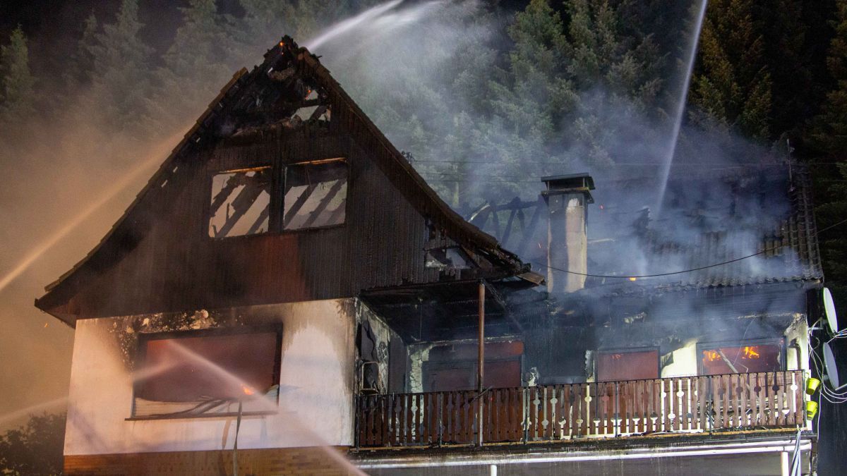 Das Zweifamilienhaus brannte bei Eintreffen der Polizei und der Feuerwehr bereits in voller Ausdehnung. von Nils Dinkel