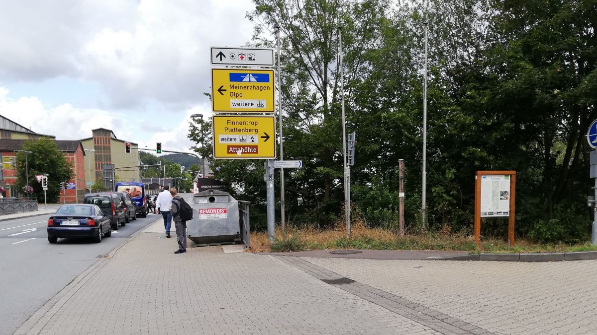 Das Foto steht als Beispiel für den Verbesserungsbedarf des Attendorner Radverkehrs. Die Container sorgen für Unübersichtlichkeit und für mögliche Unfallgefahren für Radfahrer beim Abbiegen. von Adam Fox