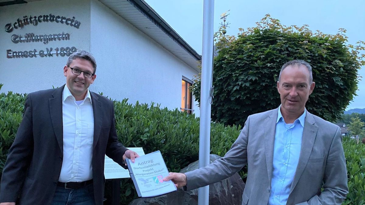Christian Busche (links) übergibt den Förderantrag des Schützenvereins Ennest an Jochen Ritter. von privat