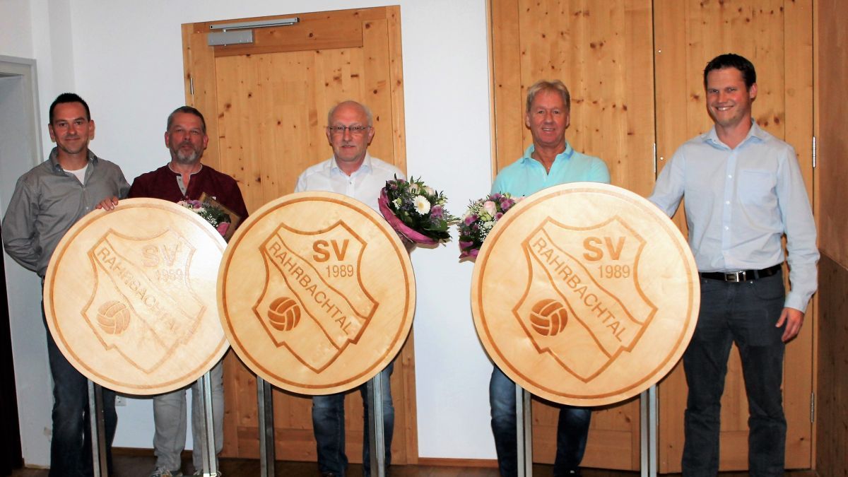 Stephan Ochsenfeld (Mitte) gehört nun der Ehrenabteilung des SV Rahrbachtal an. von privat