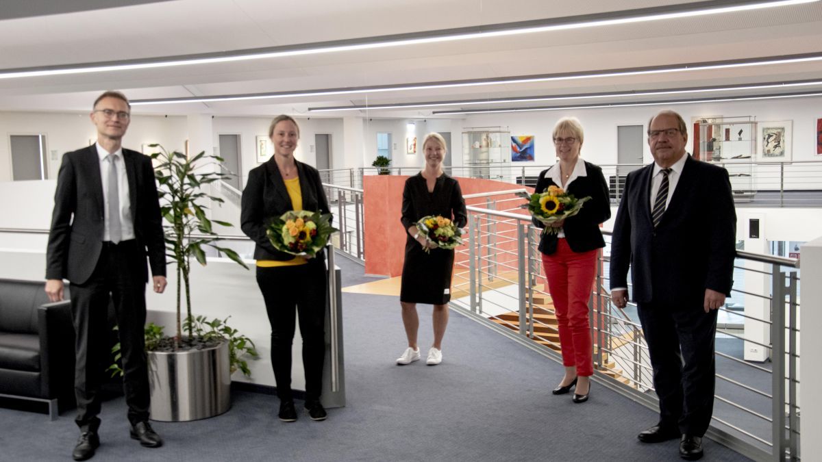Sparkassendirektor Dieter Kohlmeier (rechts) gratulierte den Dienstjubilaren Markus Schönauer, Bianca Schröder, Verena Nies und Mechthild Voß (von links). von privat