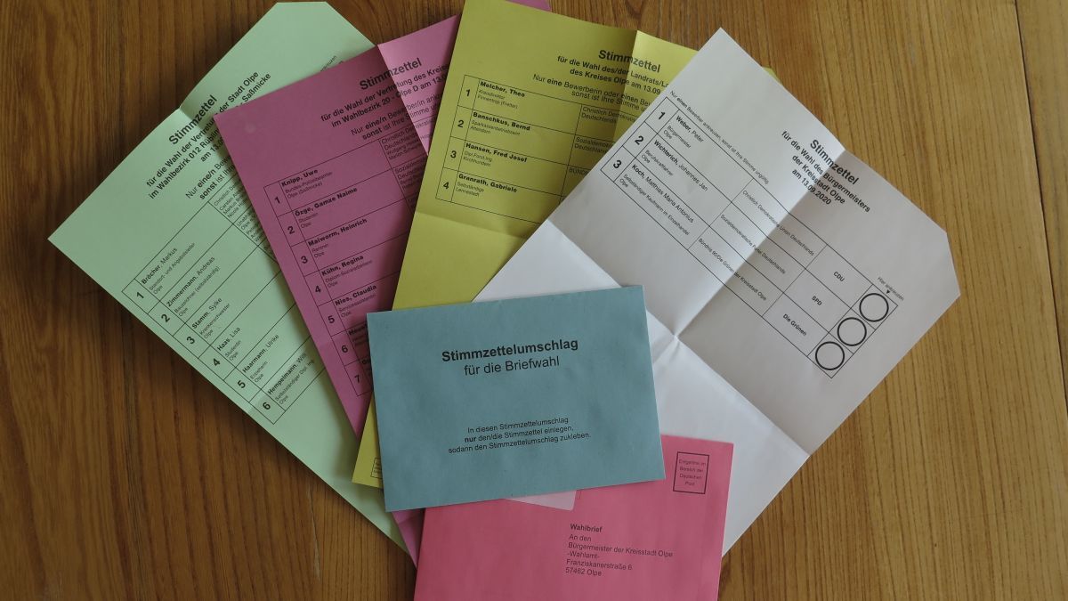 Vier Stimmzettel und zwei Umschläge (hier aus einem Olper Wahlbezirk) gehören u.a. zum "Briefwahl-Paket". von Symbol Wolfgang Schneider