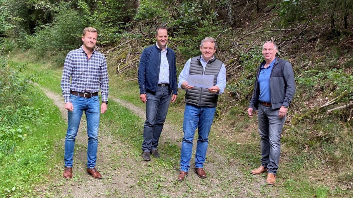 Michael Baumann, Bürgermeister Peter Weber, Rüdiger Schnüttgen und Volker Köhler (von links) beim Ortstermin entlang der neuen Radwegtrasse. von privat
