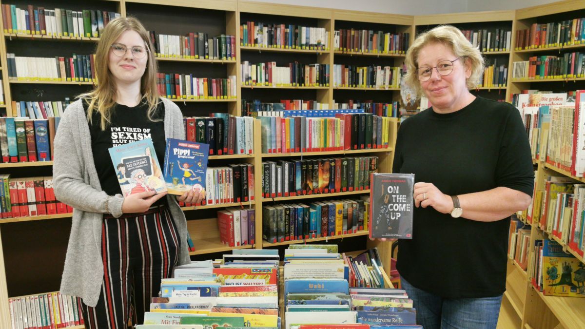 Luisa Arens (links) und Uta Deitenberg (Buchhandlung am Markt) hoffen die richtige Buchauswahl getroffen zu haben. von privat