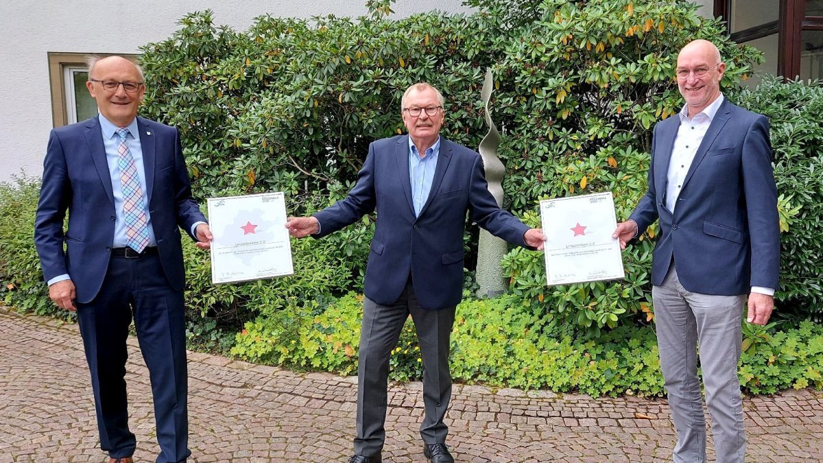 Landrat Frank Beckehoff übergibt die ersten REGIONALE-Sterne an Bürgermeister Dietmar Heß (links) und Bürgermeister Stefan Hundt (rechts). von privat
