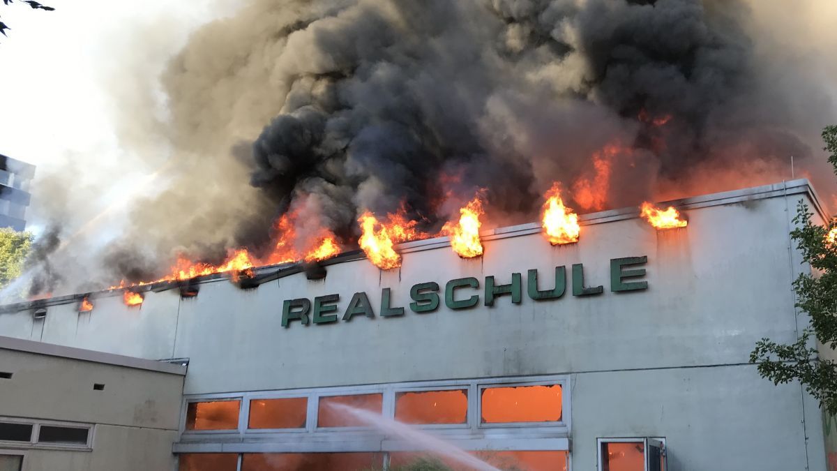 Die Aula der Realschule brannte am 27. Juli komplett aus. von Feuerwehr Olpe