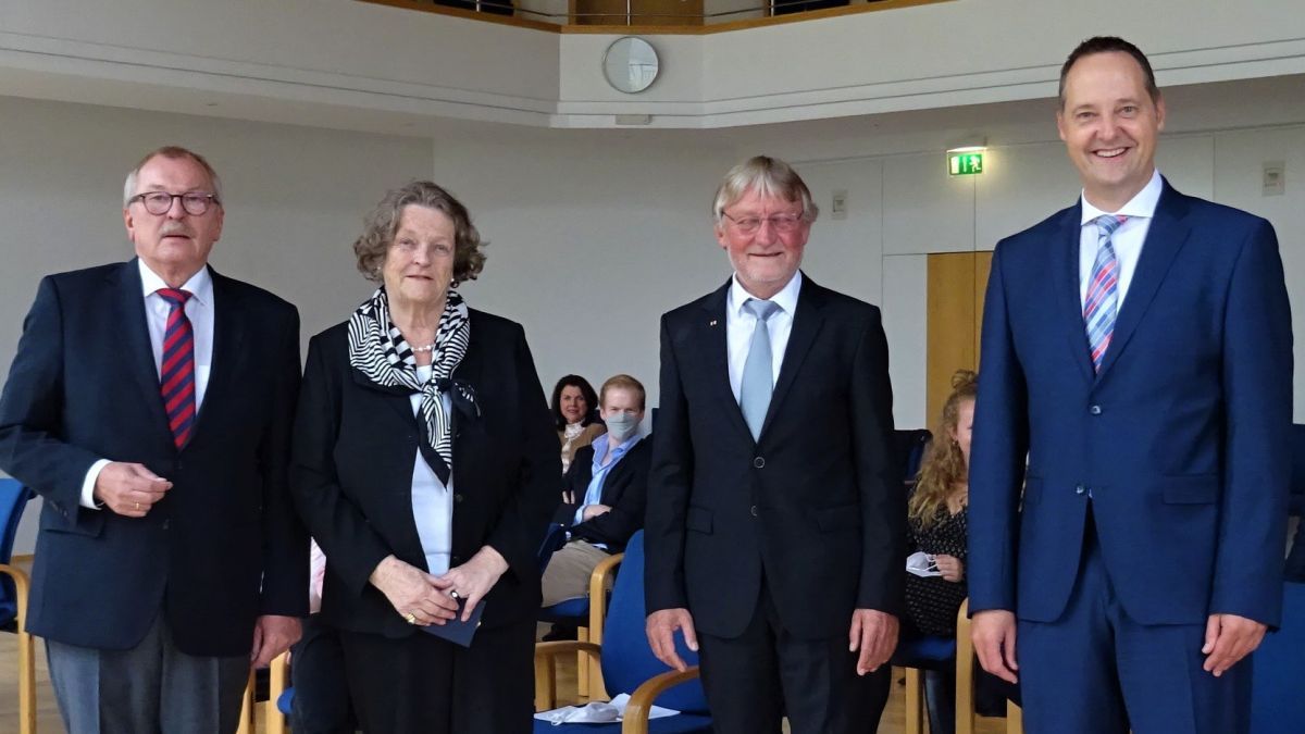 Für ihr vielseitiges ehrenamtliches Engagement rund um Olpe und seine Geschichte wurde Gretel Kemper (2.v.l.) das Bundesverdienstkreuz verliehen. Landrat Frank Beckehoff, Dr. Gerd Reichenbach und Bürgermeister Peter Weber gehörten zu den ersten Gratulanten. von Sigrid Mynar