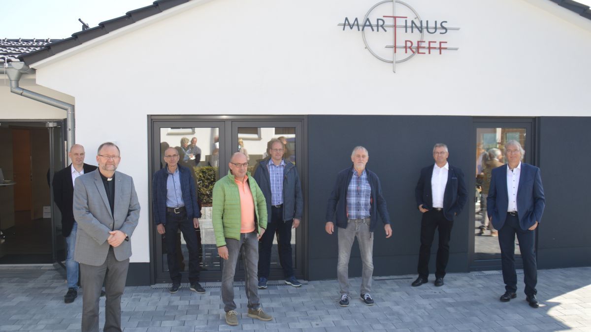Dechant Andreas Neuser (vorne links), Kirchenvorstand und Architekt freuen sich, dass der MartinusTreff planmäßig fertiggestellt und eingeweiht wurde. von Nicole Voss