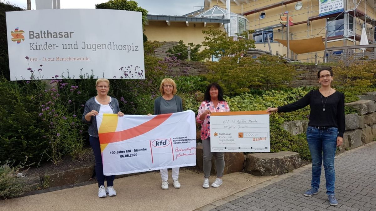 Rebecca Kranz (r.) nimmt die Spende von der kfd Maumke vor dem Kinderhospiz entgegen. von privat