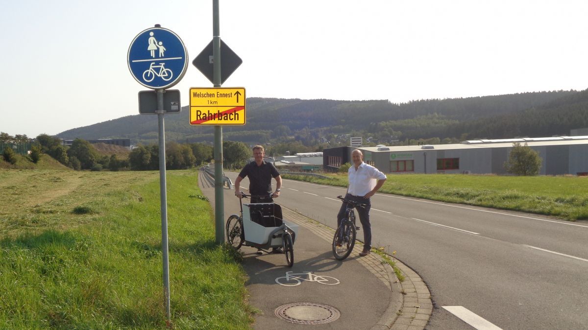 Prof. Dr. Christian Jung (links) und Bürgermeister Andreas Reinéry waren mit dem Fahrrad vor Ort. von Gemeinde Kirchhundem