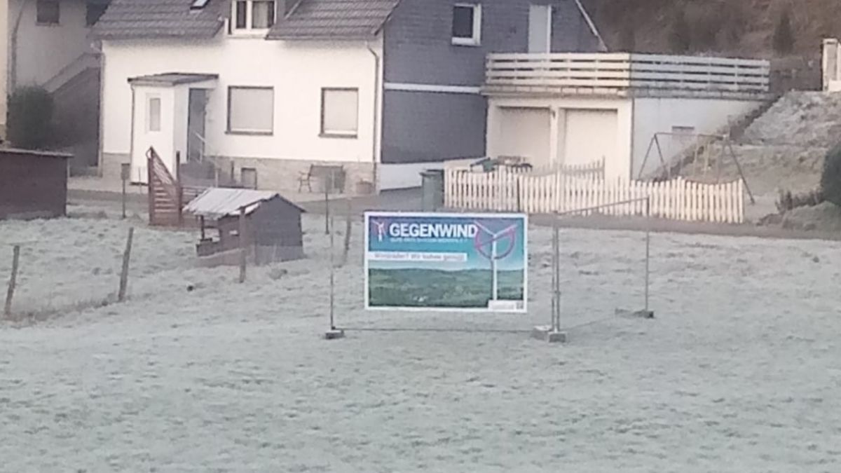 Mit solchen Plakaten kritisiert "Gegenwind" die Windkraft-Pläne im Raum Olpe/Wenden/Drolshagen. von privat