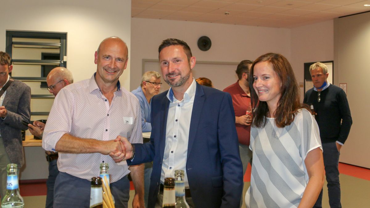 Verlierer Andreas Reinéry (links) gratuliert dem neuen Kirchhundemer Bürgermeister Björn Jarosz. von Christine Schmidt