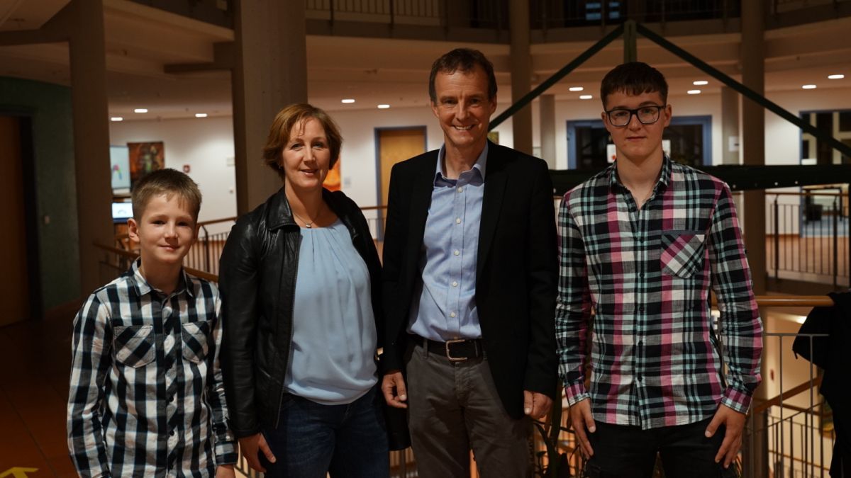 Strahlende Gesichter gab es bei Bürgermeister Bernd Clemens und seiner Familie. von Sascha Hoffmann