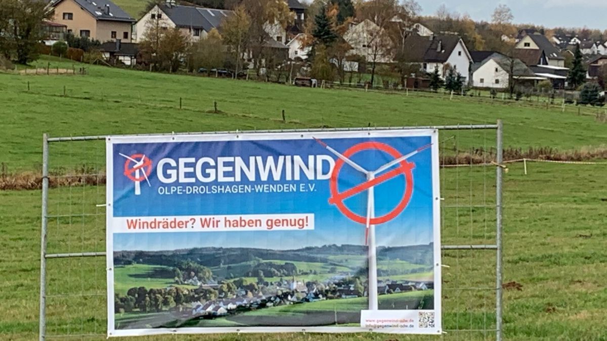Diese auffälligen Banner von Gegenwind (hier in Schönau/Altenwenden) hatten die Grünen in ihren Flyern abgedruckt und aus ihrer Sicht kommentiert. von privat