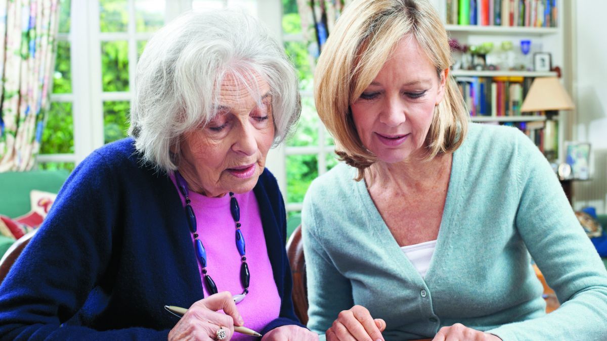 Pflegekräfte zur Betreuung alter Menschen im häuslichen Umfeld sind gefragt. von lia
