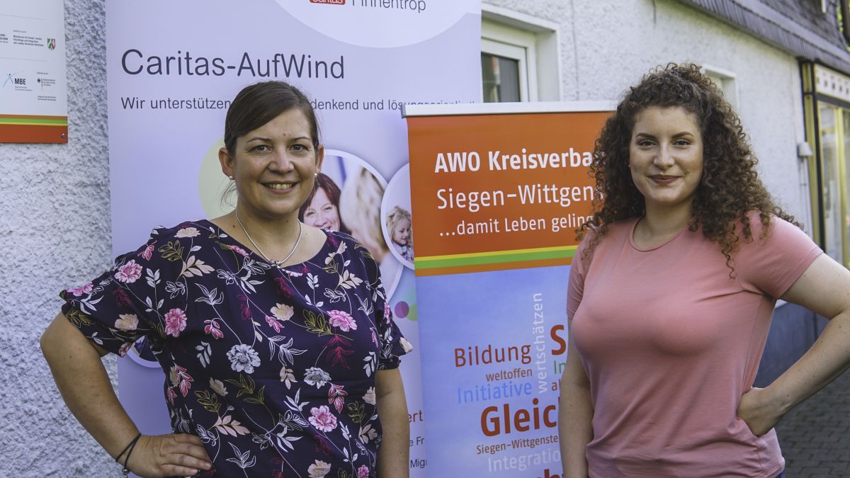 Yvonne Kolarec von Caritas AufWind (links) und Hanna Prentki von der AWO stellen die Migrationsberatungsstellen im Kreis Olpe vor. von privat