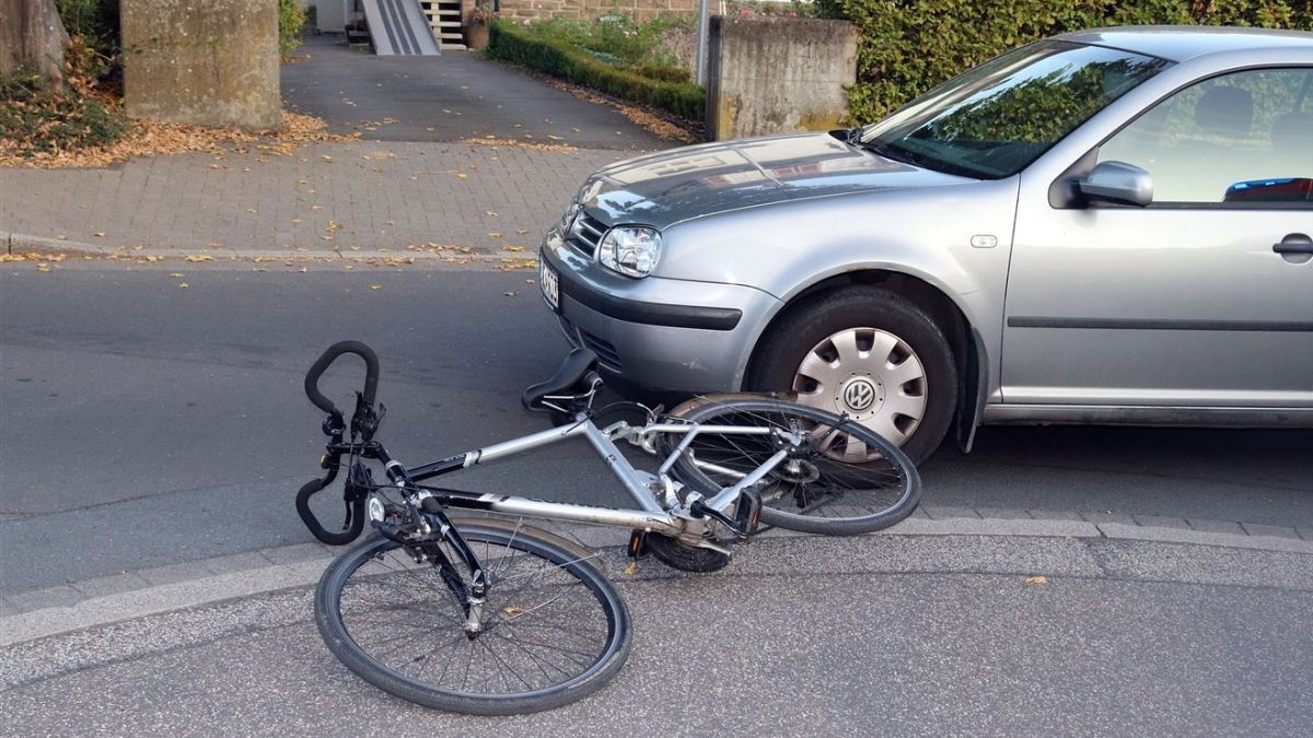 Der Pkw stieß im Kreisverkehr mit dem Fahrrad zusammen. von Polizei Olpe