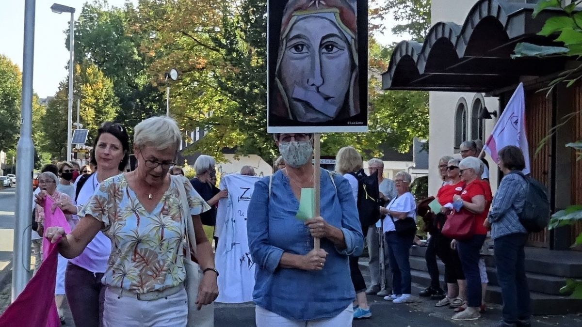 40 Frauen zogen auf dem „Glaubens-Weg“ von der Marienkirche zur Kapelle des Martinus-Hospitals in Olpe. von Sigrid Mynar