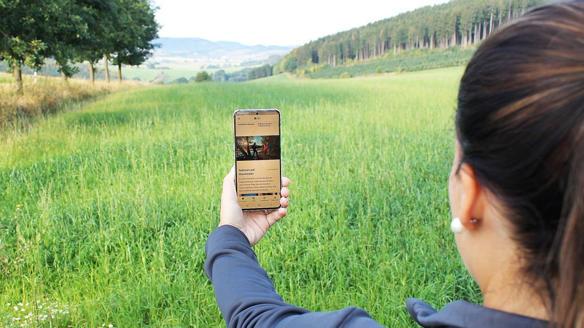 Julia Fust vom Sauerland-Tourismus hat die neue Version der Sauerland&Siegen-Wittgenstein-App bereits auf ihr Smartphone geladen. von Sauerland-Tourismus e.V. / Nadja Reh