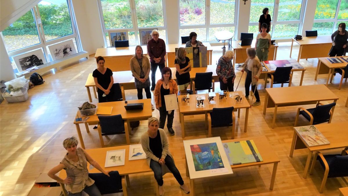 Im Großen Saal des Olper Kreishauses bereiteten einige der Künstler die Ausstellung vor. von Sigrid Mynar