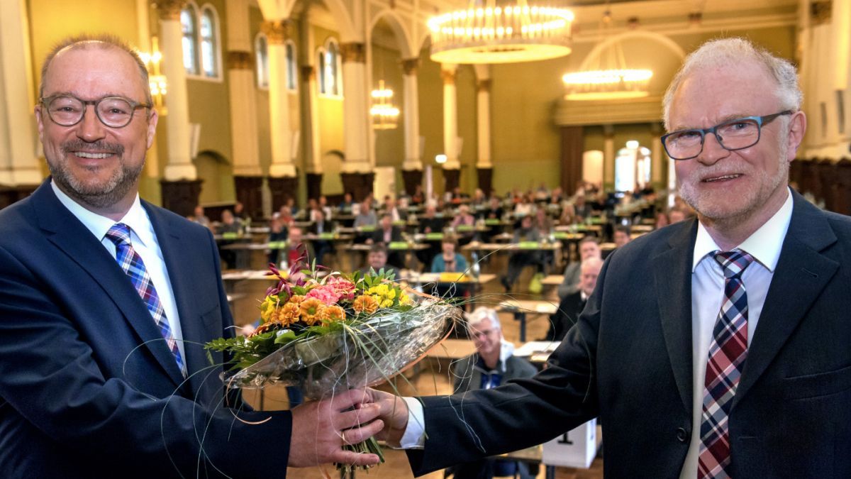 Dr. Christof Grote (l.) aus Attendorn wurde zum neuen Superintendenten des Ev. Kirchenkreises
Lüdenscheid-Plettenberg gewählt. Hierzu wurde er von Pfarrer Peter Winterhoff beglückwünscht,
der die Wahlsynode leitete. von EKKLP