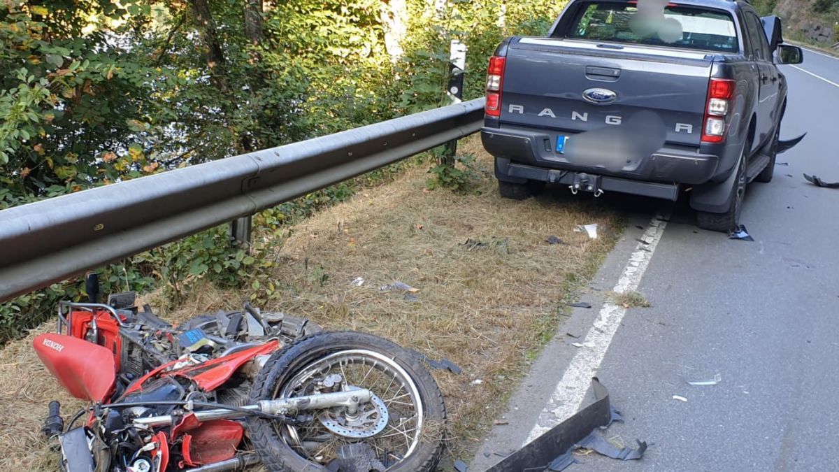 Auch die Beifahrerin des verunglückten Motorrads ist verstorben. von Kai Osthoff
