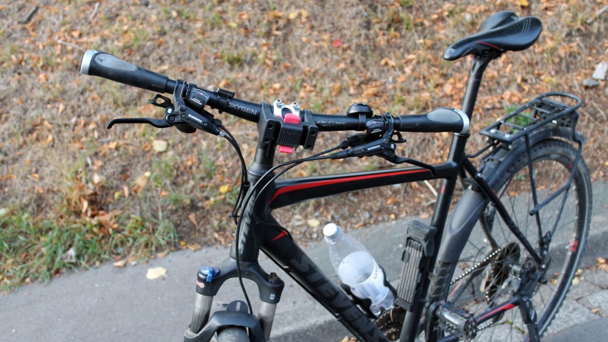 Das Fahrrad der 64-Jährigen wurde beschädigt. von Polizei Olpe