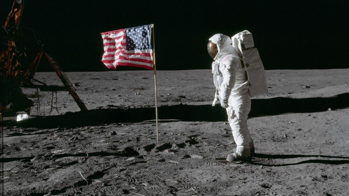 US-Astronaut Aldrin auf dem Mond vor der Flagge der USA. von NASA