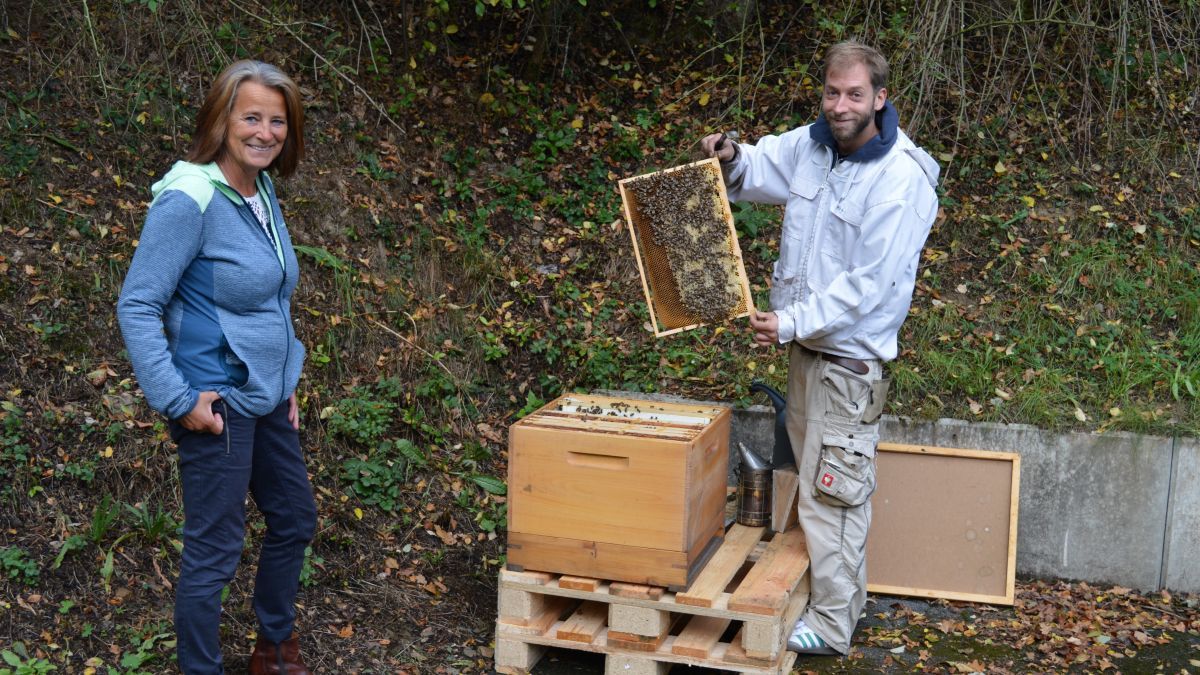 BeeRent-Mitarbeiter Thilo Maier und Menshen-Mitarbeiterin Simone Hesener beim Aufstellen des Bienenvolkes in Sundern-Hagen. von privat