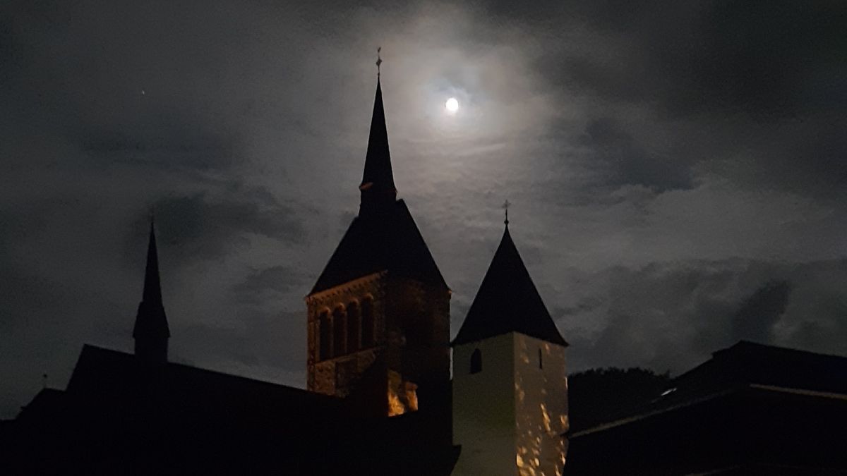 Ein Leserfoto aus Kirchhundem zeigt die Pfarrkirche in der letzten Vollmondnacht. von Simone Japes