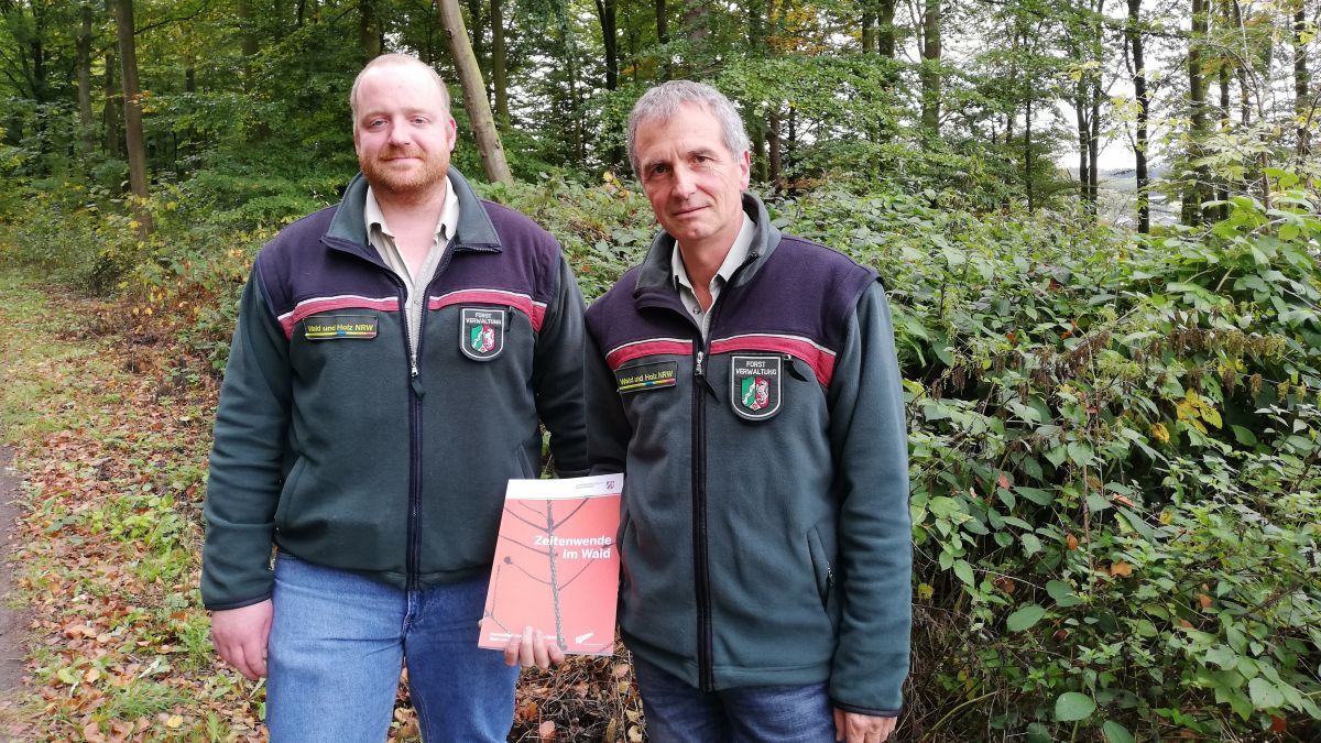 Jürgen Messerschmidt (rechts) und Mark Muckenhaupt vom Regionalforstamt in Olpe sind besorgt über die "Zeitenwende im Wald". von Adam Fox