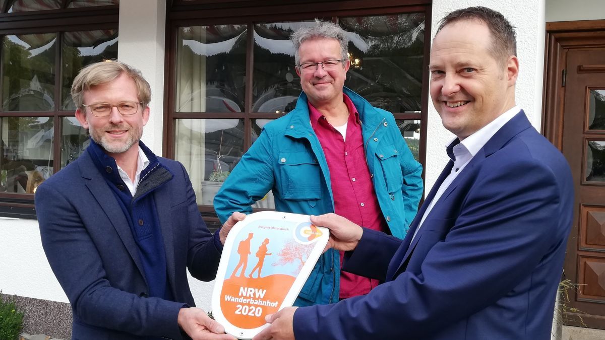 Bei der Auszeichnung des NRW-Wanderbahnhofs 2020 in Sondern (von links): Abteilungsleiter Dr. Dirk Günnewig, Wanderprofi Manuel Andrack und Bürgermeister Peter Weber. von Adam Fox
