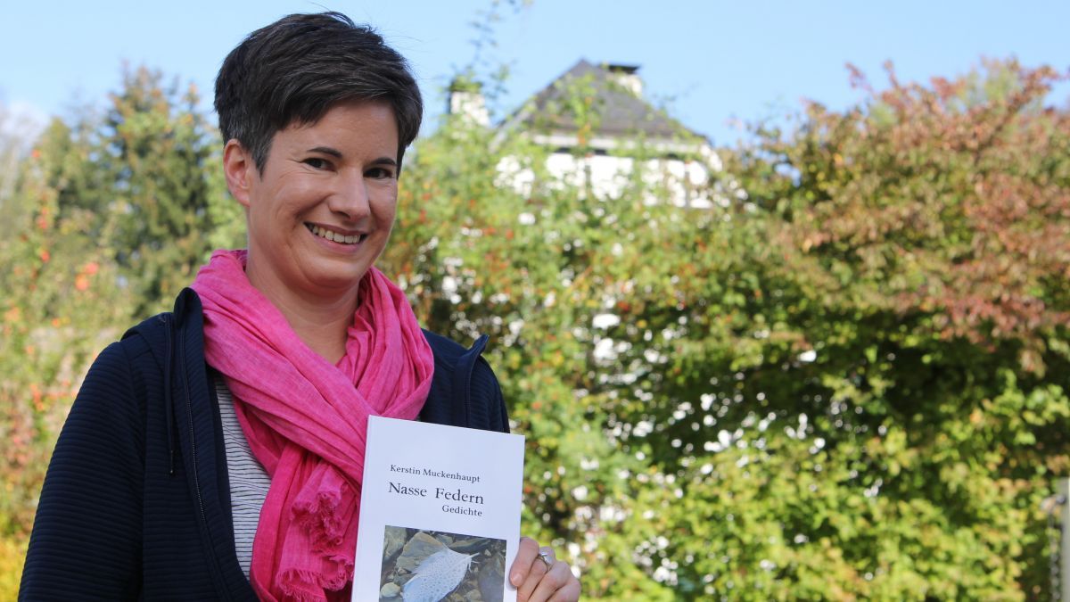 Kerstin Muckenhaupt, Lehrerin am Gymnasium der Stadt Lennestadt, hat ihren zweiten Gedichtband „Nasse Federn“ veröffentlicht. von Kerstin Sauer