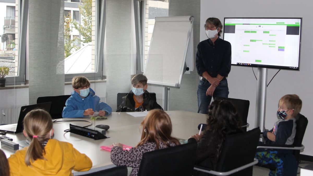 Redaktionsleiter Wolfgang Schneider gab den Grundschülern im Konferenzraum der Redaktion einen Einblick in den LokalPlus-Redaktionsalltag. von Adam Fox