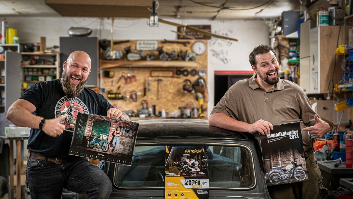 Fotograf Guido Michallik (links) und Mirko Homringhaus haben einen neuen Moped Kalender 2021 erstellt. von Jenny Michallik