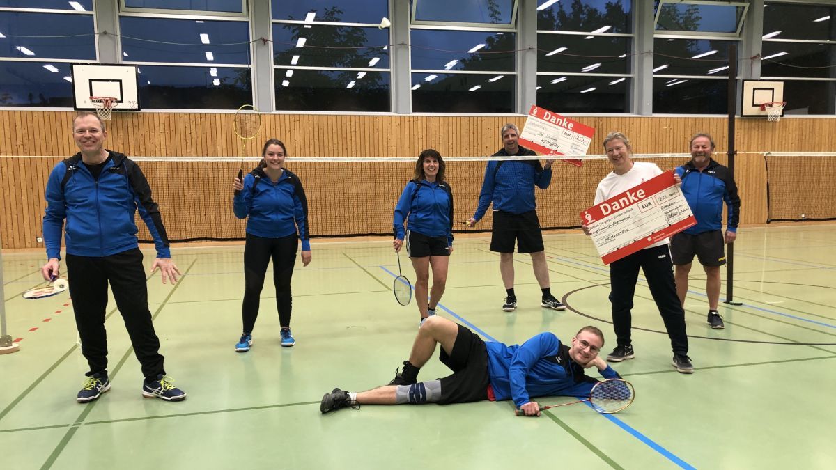 Martina Franz (2. von rechts), Direktorin Firmenkunden bei der Sparkasse, freute sich gemeinsam mit dem Badminton Club Lennestadt über die Spende. von Sparkasse