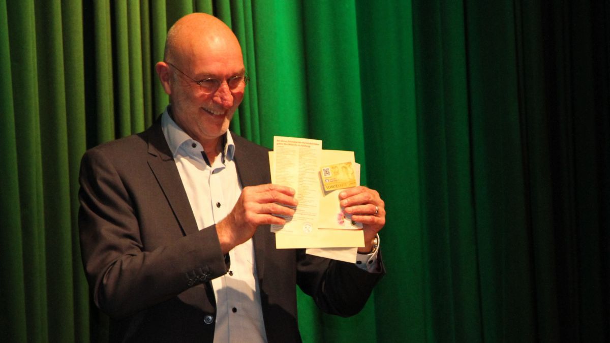 Freute sich über das Abschiedsgeschenk des Stadtmarketing-Vorstandes: Bürgermeister Stefan Hundt. von Kerstin Sauer