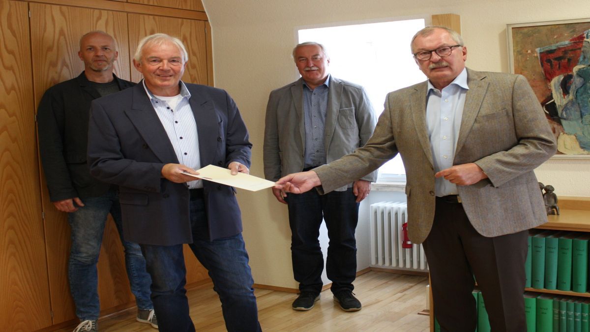 Abschiedsfoto im Kreishaus (von links): Volker Sommerhoff, Uli Korreck, Andreas Sprenger und Landrat Frank Beckehoff. von Kreis Olpe