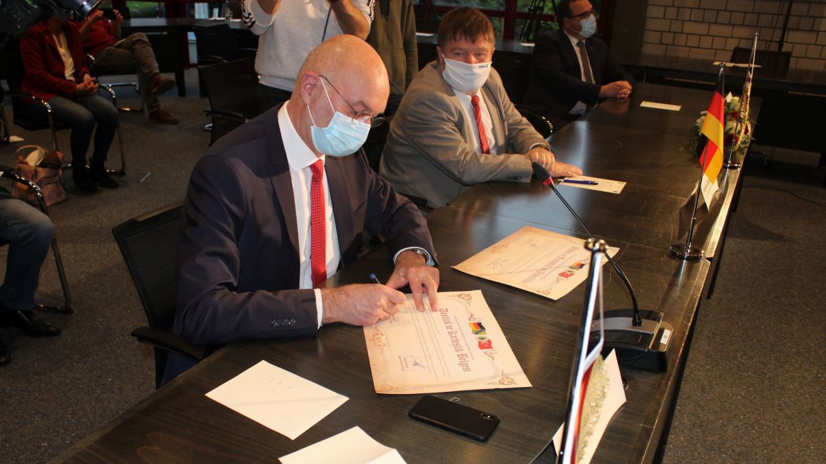 Bürgermeister Stefan Hundt unterzeichnet die Freundschaftsurkunde. von s: Furkan Yuvaci