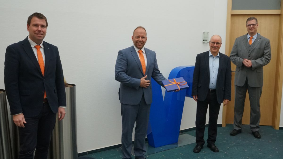 Bei der Verabschiedung (von links): Daniel Pfeifer (Leiter Privatkunden), Marco Heinemann (Vorstandsmitglied) Michael Hohleweg und Markus Stottmeyer (Vorstandsmitglied). von Volksbank OWD