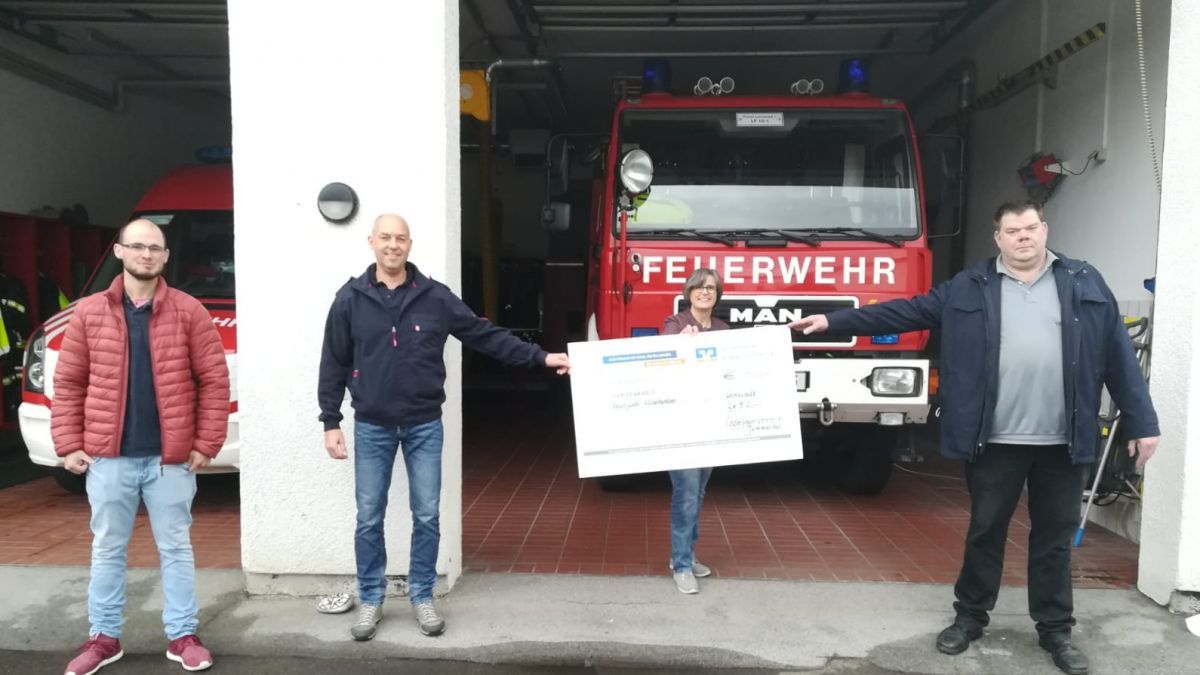 Spendenübergabe für die Feuerwehr Altenhundem von privat