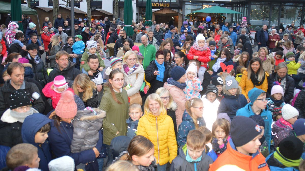 Bereits bei der Eröffnung des Finnentroper Weihnachtsmarktes finden sich viele kleine und große Besucher auf dem Platz vor dem Rathaus ein. von Nicole Voss