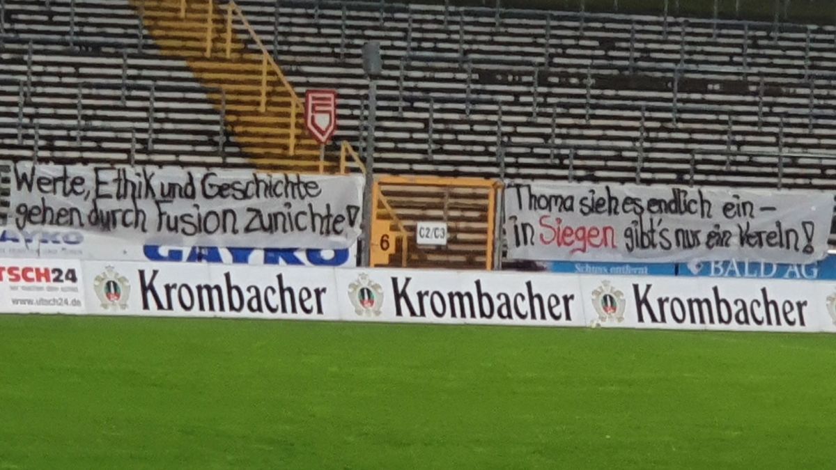 Proteste im Siegener Leimbachstadion gegen die Fusion mit dem 1. FC Kaan-Marienborn. von Daniel Schröder