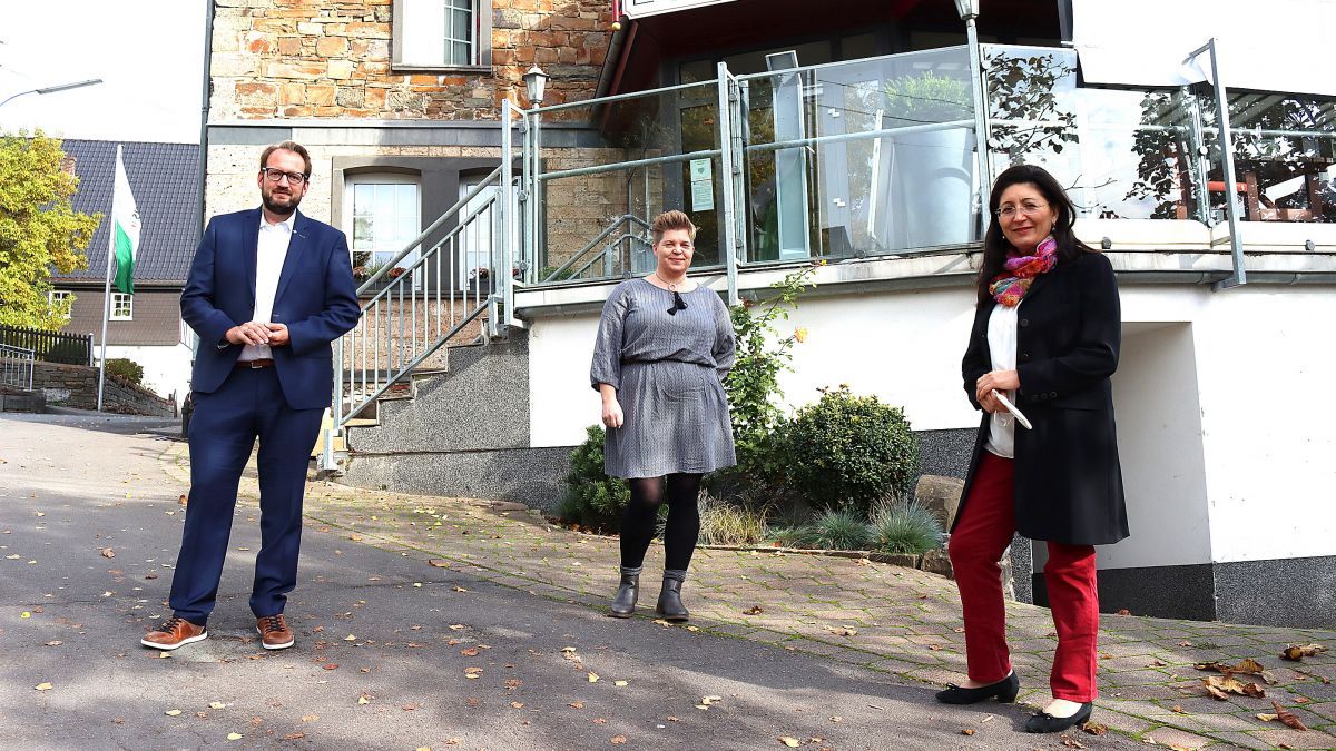SPD-Bundestagsabgeordnete Nezahat Baradari (re.) kam mit Inhaberin Kerstin Mosch und Lars Martin (Dehoga) ins Gespräch. von privat