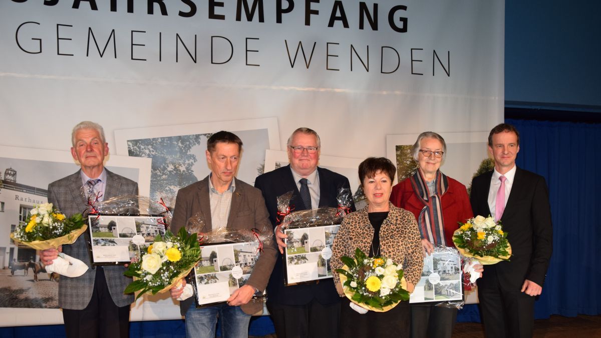 2020 erhielten den Bürgerpreis der Gemeinde Wenden v.l.n.r.: Josef Clemens (Musikverein Hünsborn), Egon Bröcher (SG Wenden), Reinhard Jung, Sibille Niklas (AWO Wenden) und Rosemarie Schmidt (KFD Ottfingen), rechts der Geehrten Bürgermeister Bernd Clemens. von privat