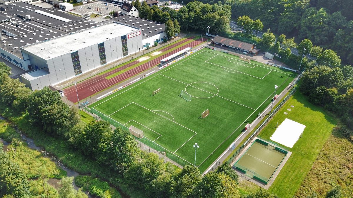 Das Hensel-Stadion, die Spiel- und Trainingsstätte des FC Lennestadt. von Nils Dinkel