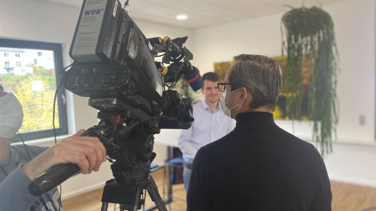 Ein Kamerateam um Redakteur Matthias Heise war jetzt zu Besuch bei der ontavio GmbH in Altenhundem und sprach unter anderem mit Geschäftsführer Dominik Scholz. von privat